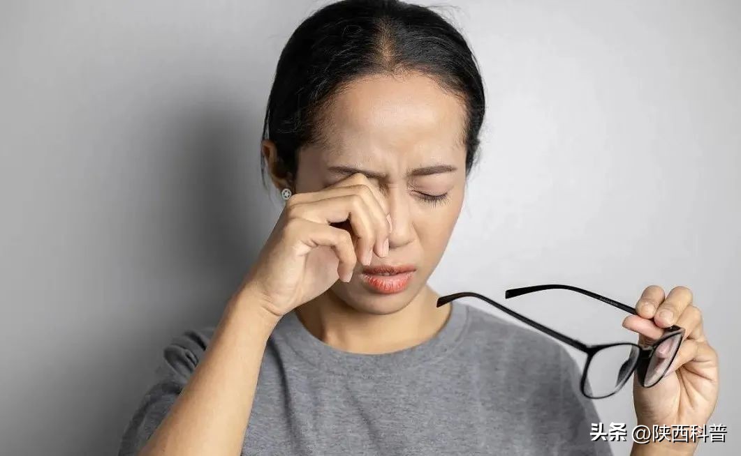 用眼过度导致眼睛凹陷,用眼过度肿起来了