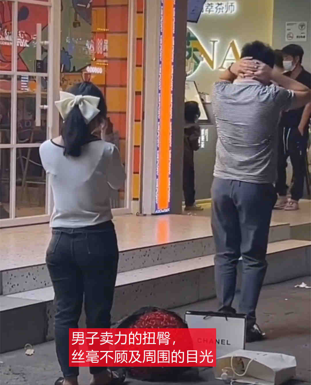 安徽:男子为追女生想奇招,扭胯甩臀放飞自我,网友:尴尬死了