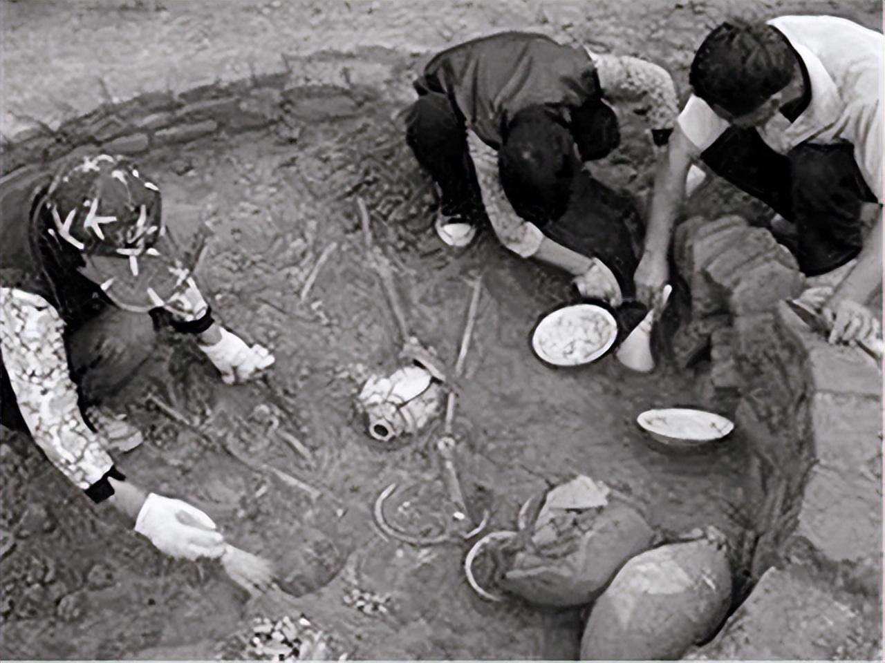 考古挖出古墓的尸体,西安考古发掘古墓现场图片