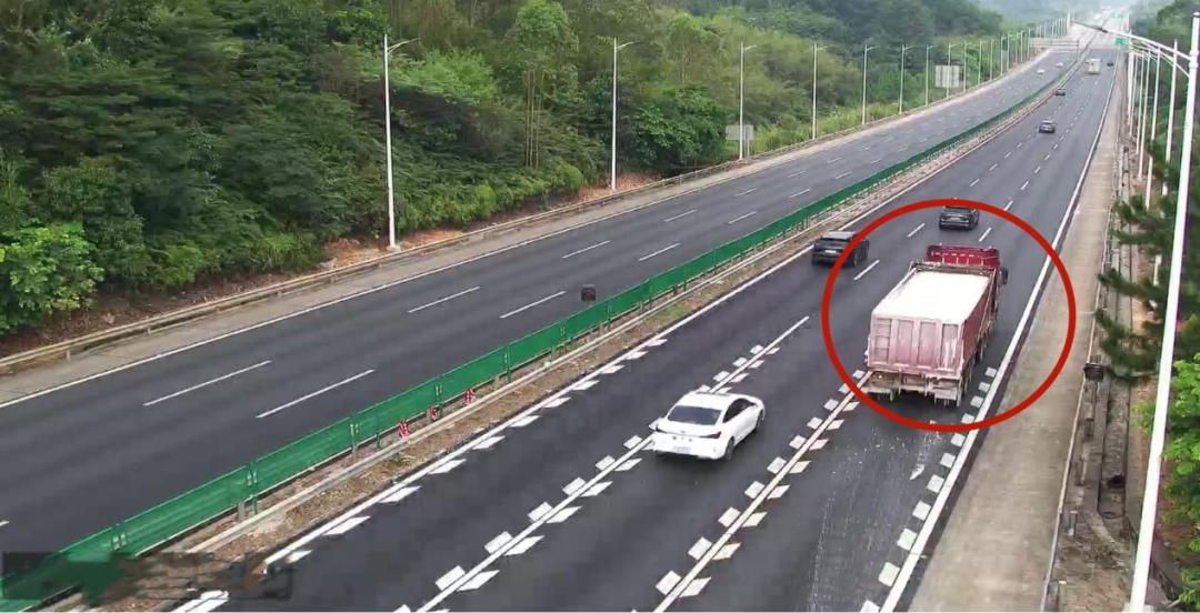 驾驶车辆公路泼洒渣土被罚款,货车加水被查处