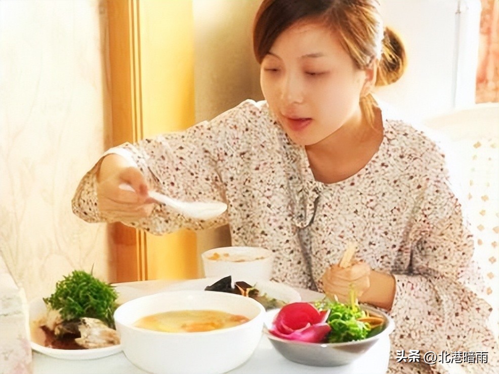 坐月子别光想着吃,产妇排恶露若有这些表现,尽量别忽视