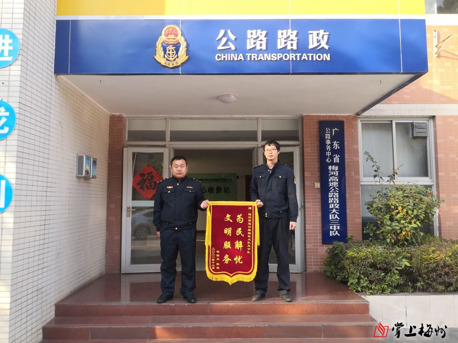 货车高速掉铁片致30多辆车炸胎,货车车厢破了一个洞