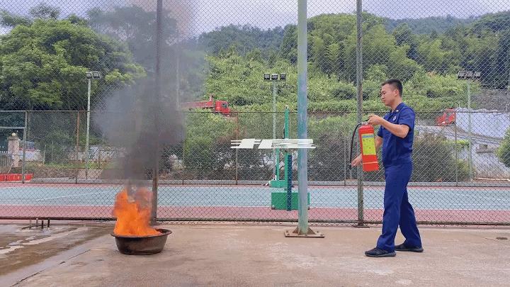 为他点赞！我省这位小伙上演“教科书”式灭火
