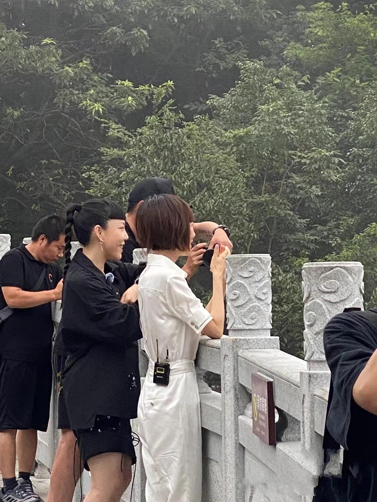 鲁豫51岁瘦得像纸片人,52岁鲁豫穿上万元鞋爬山