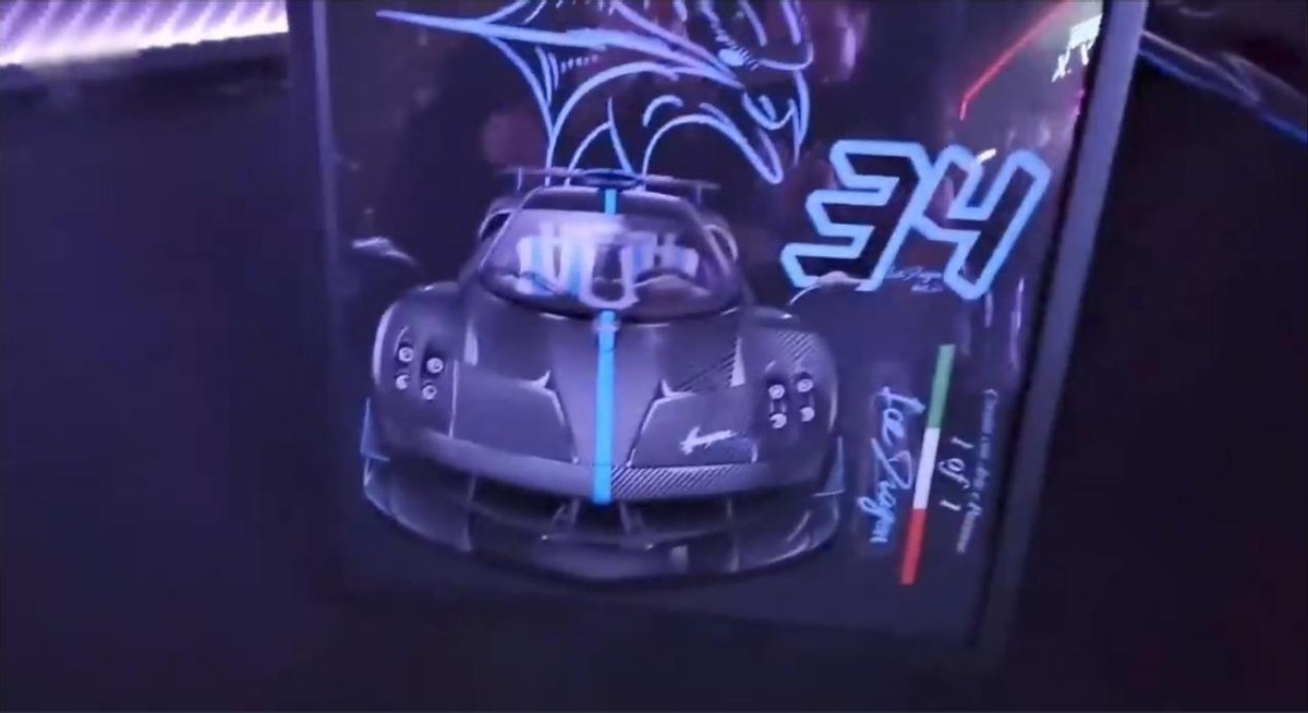 童锦程与在石的酒吧开业，大量粉丝慕名而来，现场堪称豪车展