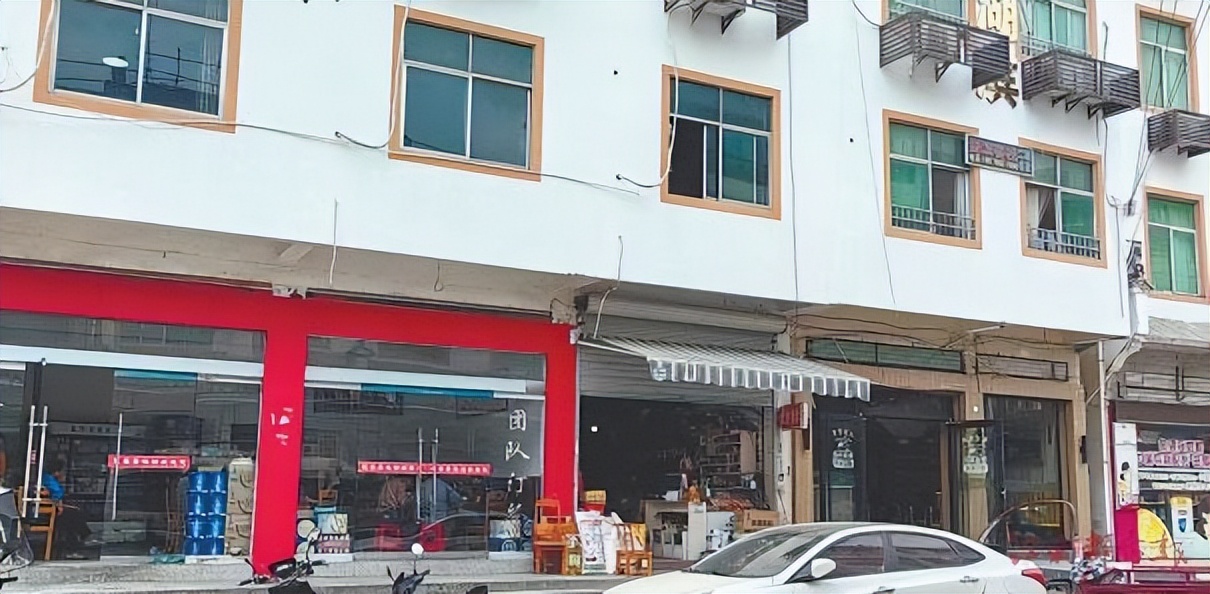 婺源赋春镇店招被拆后迟迟不安装商户：浪费钱又没有效果