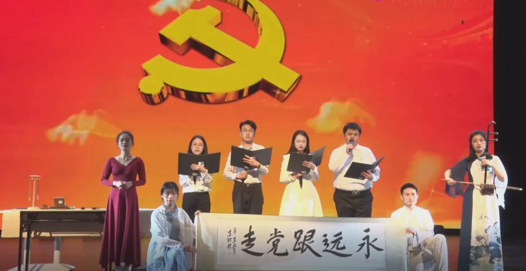 拿奖到手软的学生,拿奖状拿到手软