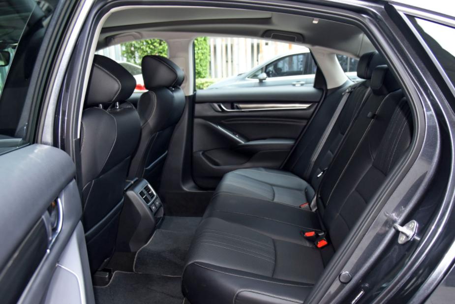 帕萨特对比雅阁实车,帕萨特对比雅阁哪个更值得买