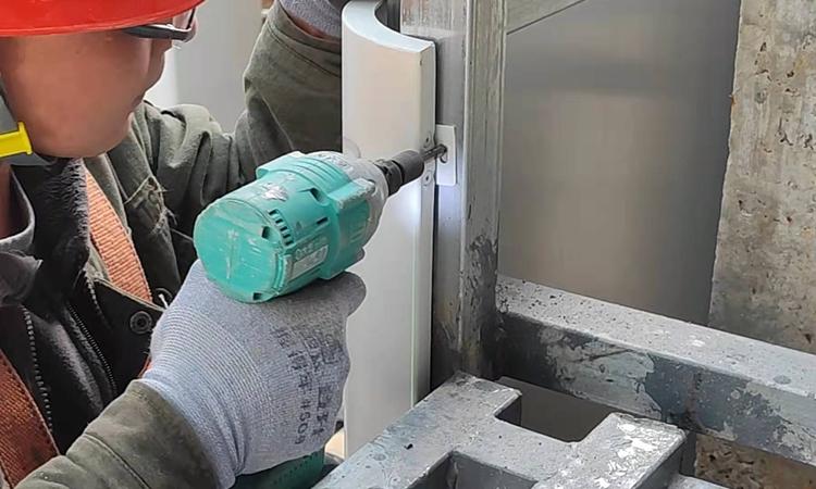 承重铝板中间悬空变形怎么办,铝板变形的原因及处理方法