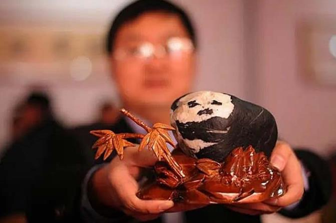 2017年男子捡一“熊猫奇石”,价值百万以上的熊猫奇石