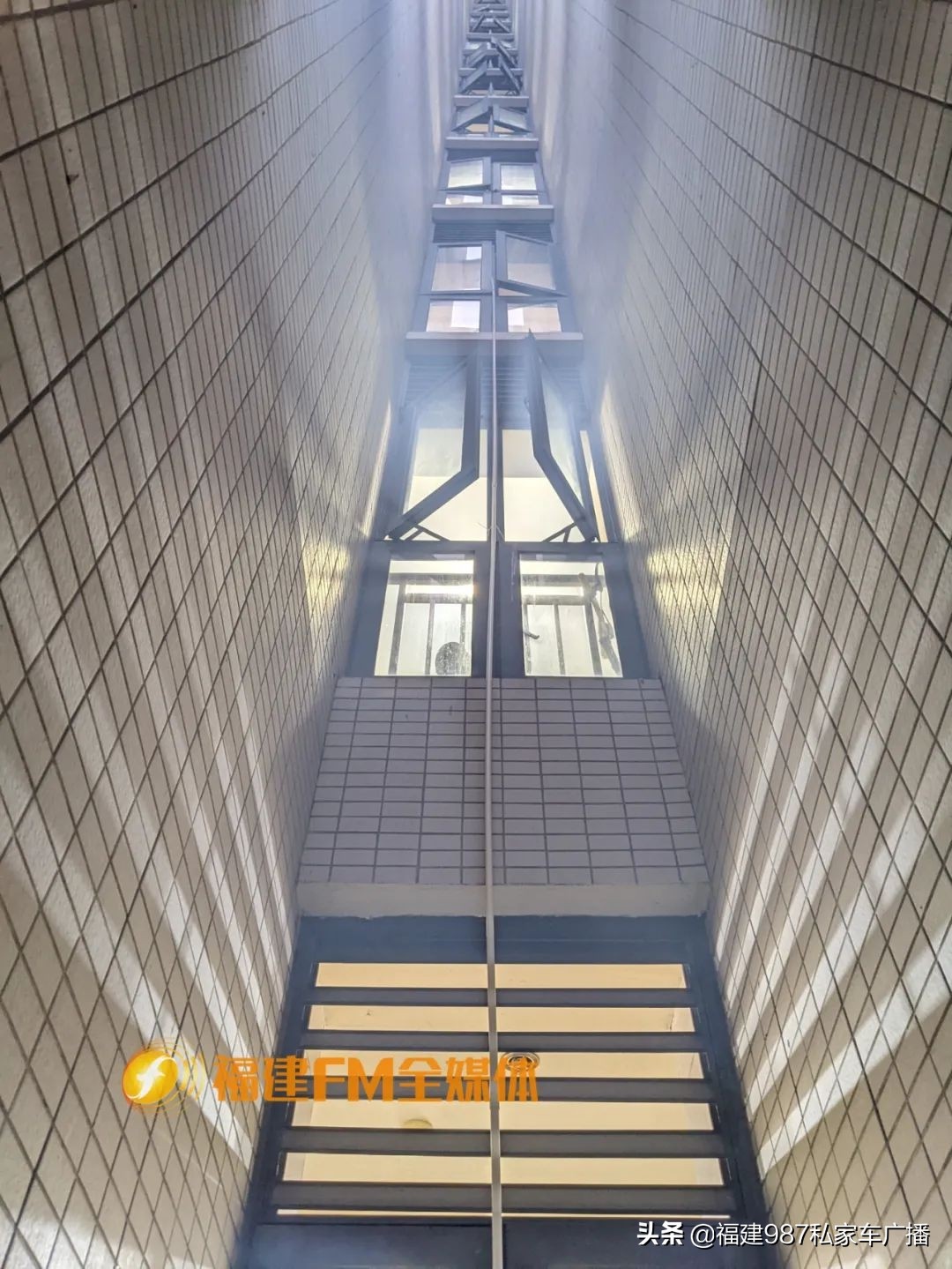 出个门,入户门外突然多出一条管网线?邱先生对此很生气