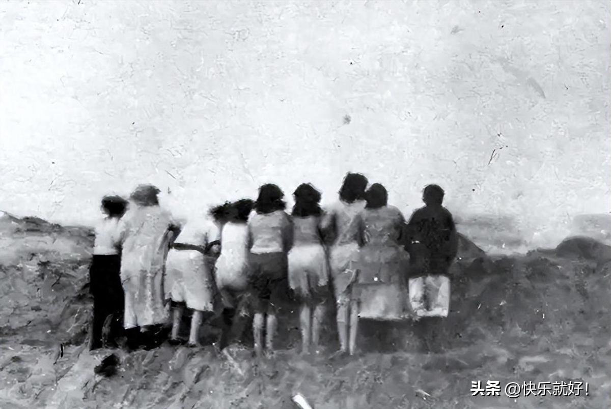 日军*行暴**照片，女子脱衣服让日本人拍摄被*辱侮**致死，惨死野外