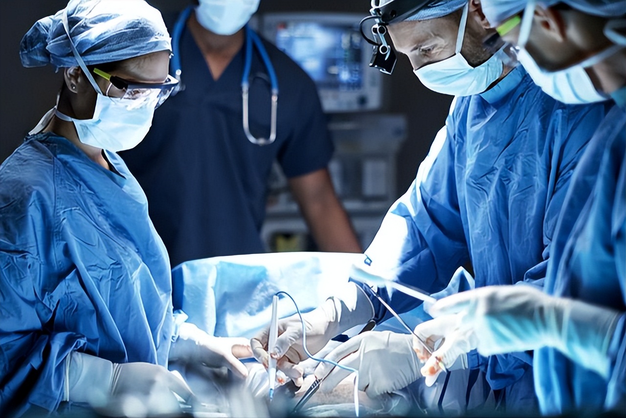 美国女子患宫颈癌晚期，散发臭味迷晕23名医护人员，却难找到原因