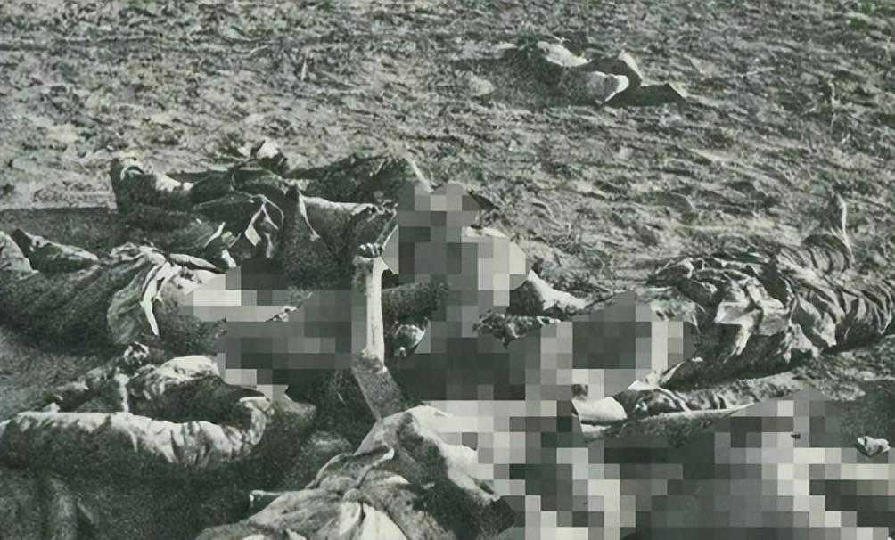 1900年，北京富户人家，服饰臃肿华美，精神状态很佳