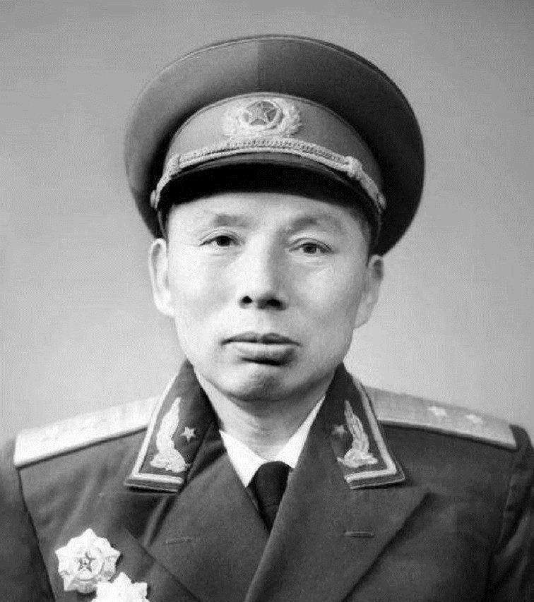 *楼青**女子发迹后资助一落魄青年,20年后再重逢,青年已是开国上将