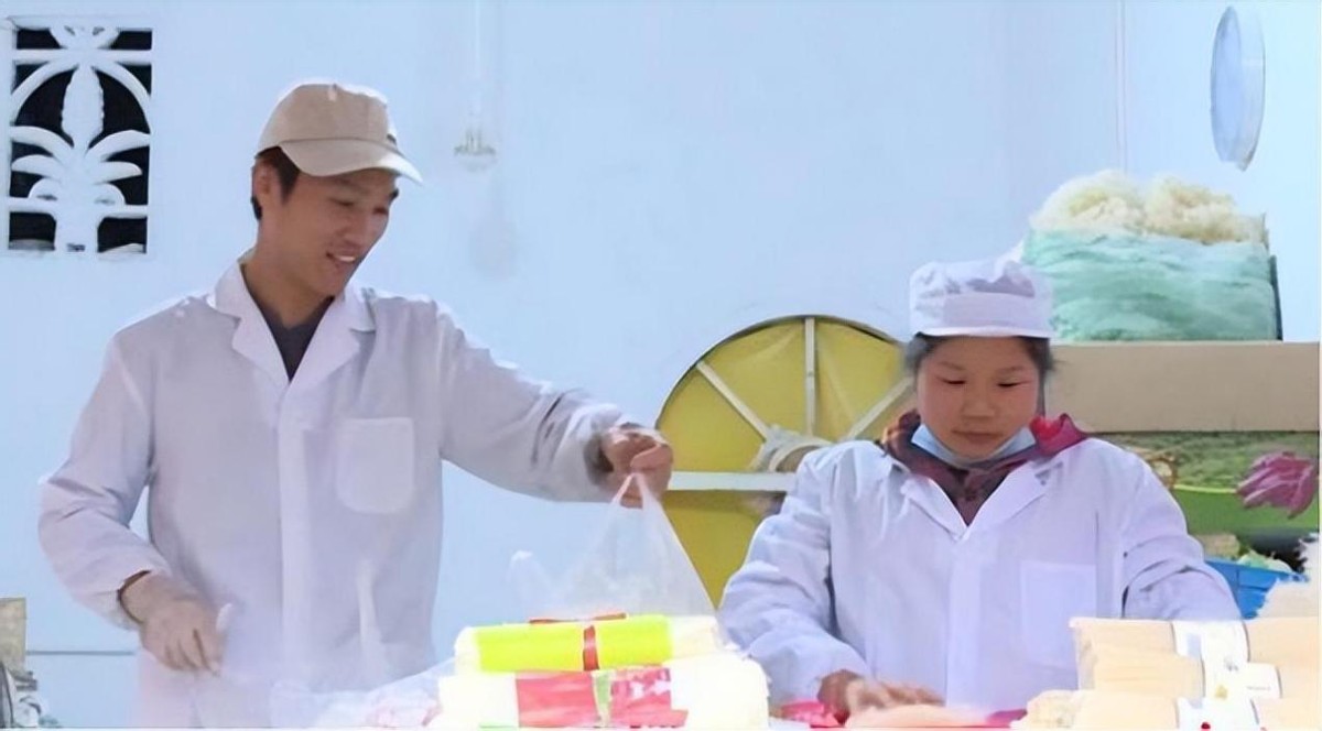 一位老人用手绘纸币买面,浙江老人手绘人民币买面条