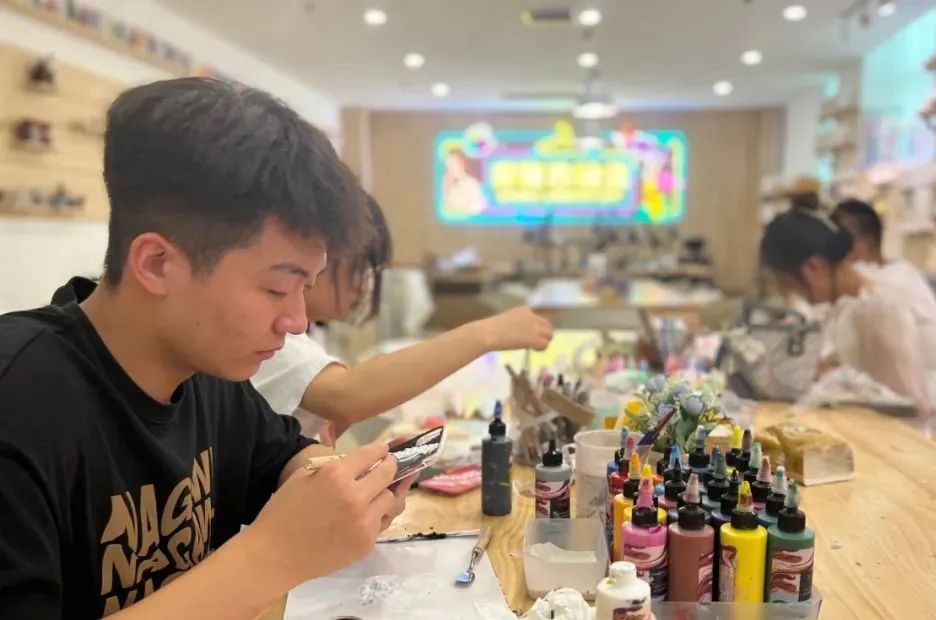 北青探店|创新百分百！这间“实验室”有各种DIY手工还能撸猫