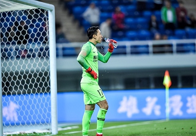 球迷骂国足退钱搞笑视频完整版,国足0-1卡塔尔韦世豪采访主力