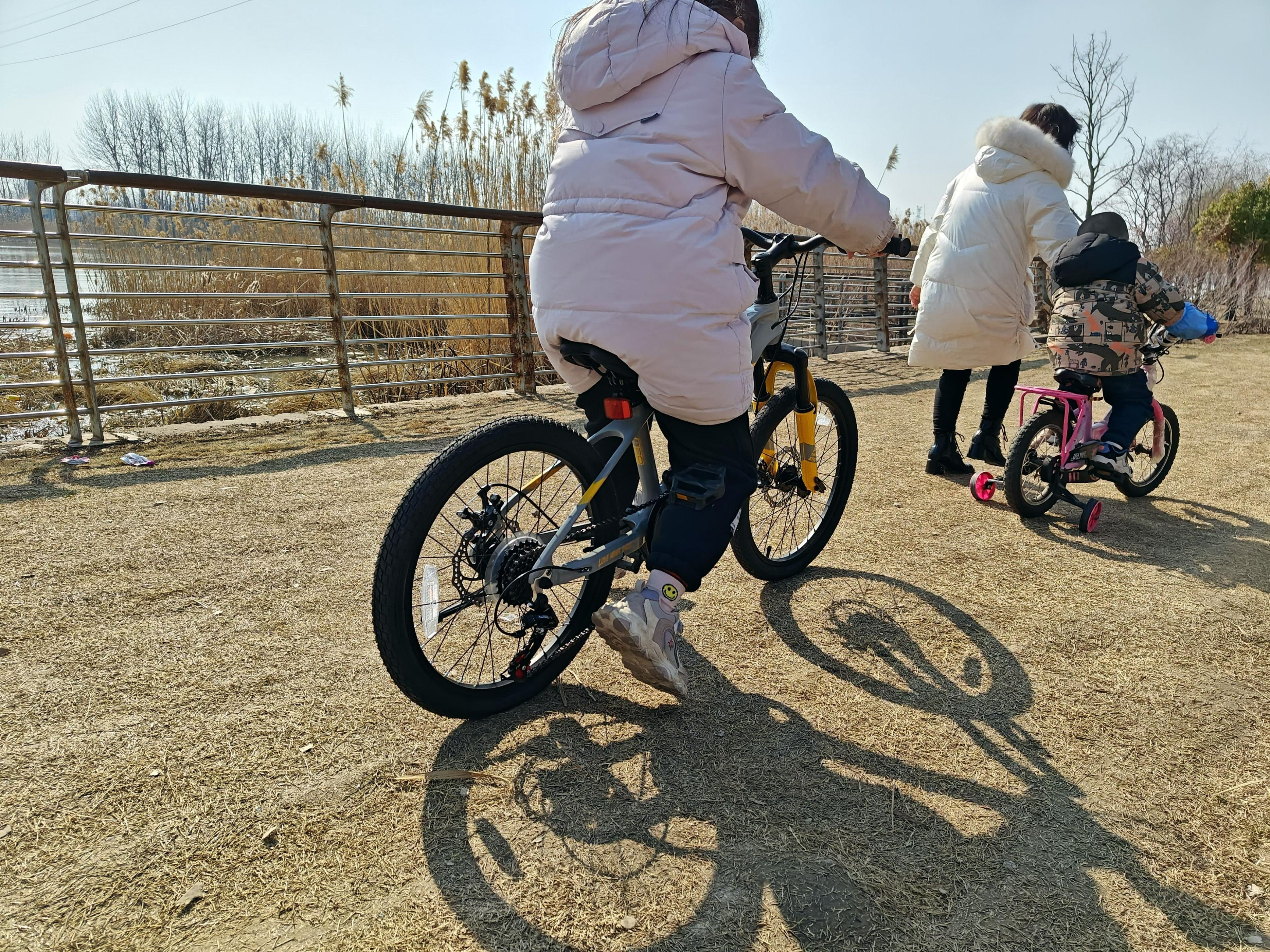 怎么样挑选一款适合儿童的自行车,儿童自行车选山地好还是选变速好