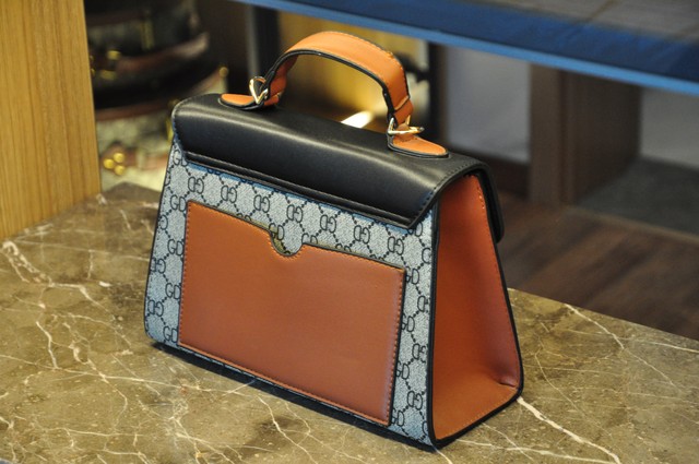 陈姨将包送保姆,她女儿说包里有价值10万钻戒,保姆放下3万辞职