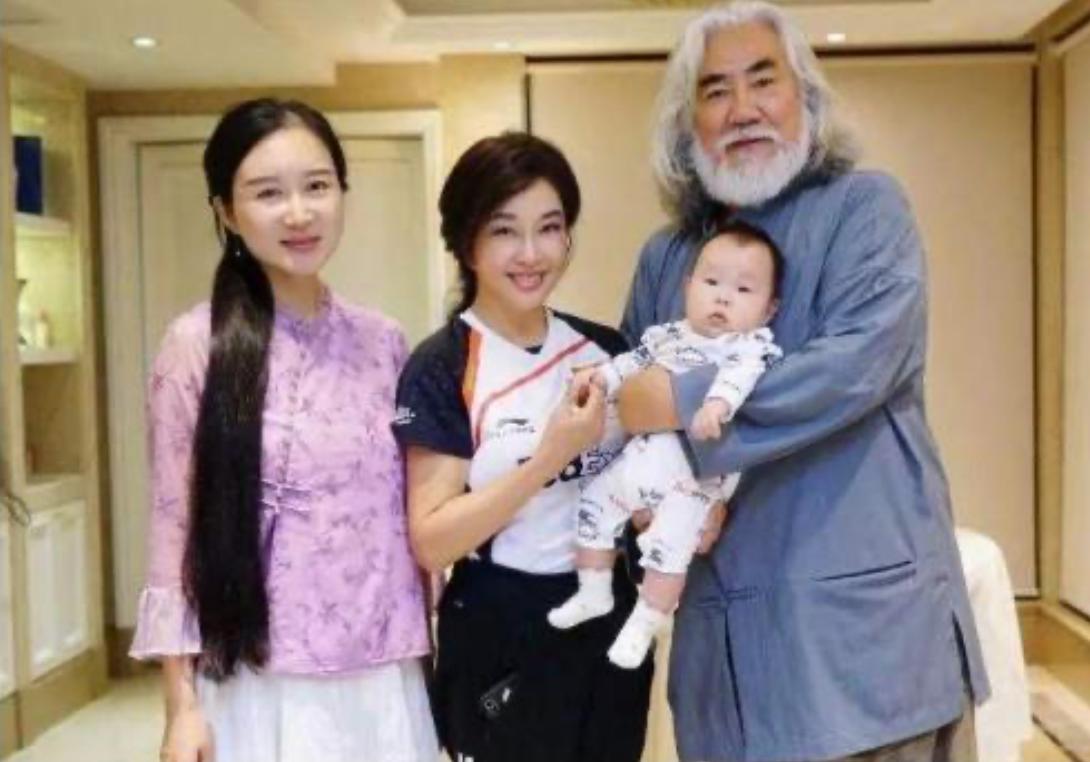 娱乐圈父女恋靠谱吗？张纪中护妻，张艺谋交罚款，钢琴家81岁当爸