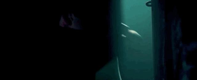 女子盗窃被死死抓住,屏住呼吸电影女主被抓