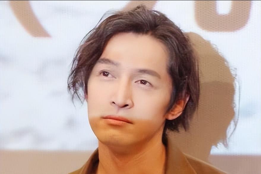 男生发际线秃适合剪什么头发,男生发量少发际线高适合什么烫发