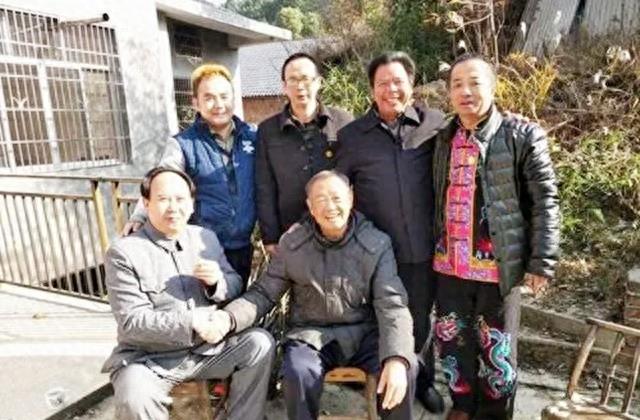 2019年，毛岸平追悼会：李敏、李讷、*新宇毛**敬献花圈