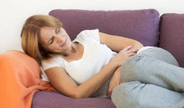 我27岁刚结婚老公不在家,半夜农村公公进到我的房间,帮了我一把