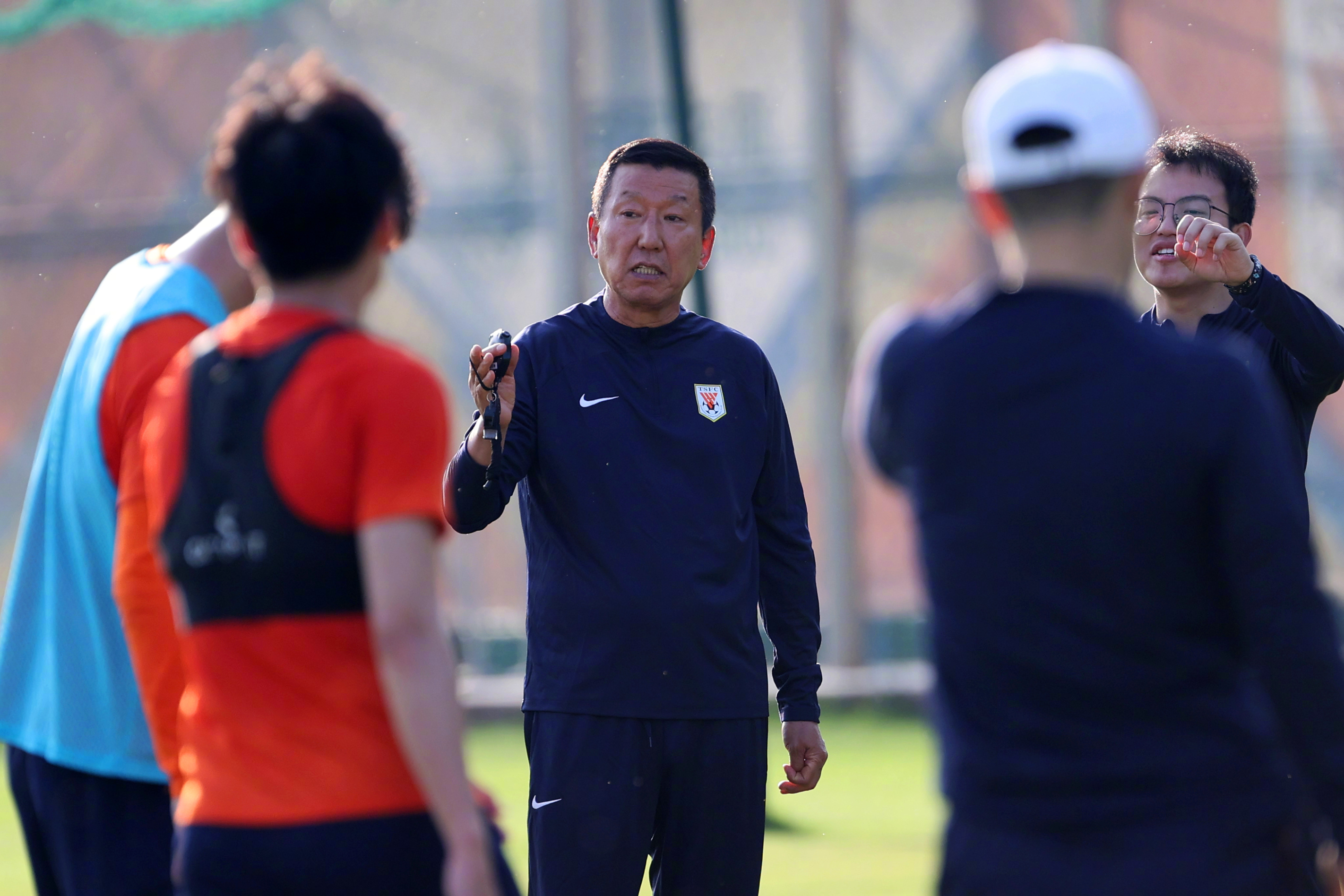 崔康熙谈球队何时能走出困境,媒体人崔康熙在泰山队帅位很稳