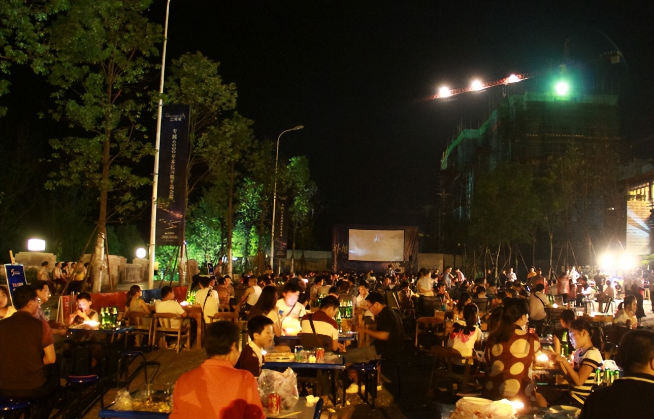 上海公司组织团建，直接安排去淄博吃烧烤，结账时感叹：太实惠了