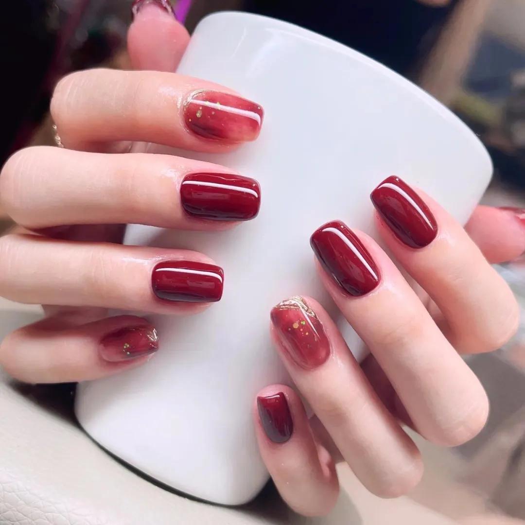 豆沙色美甲显手白吗,雾霾蓝跳色美甲图片显手白