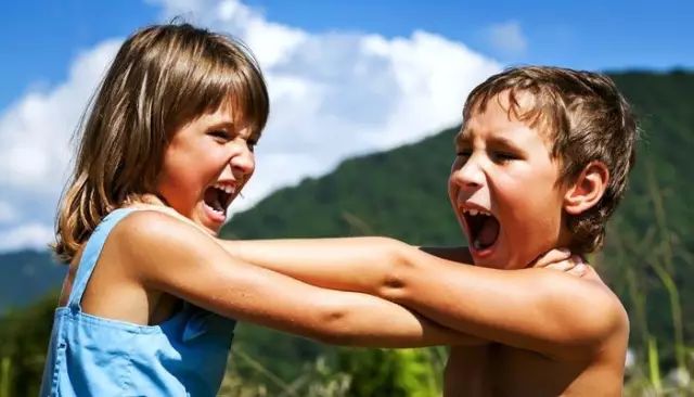 1岁半宝宝总打人怎么办,1岁多的宝宝打人怎么教育