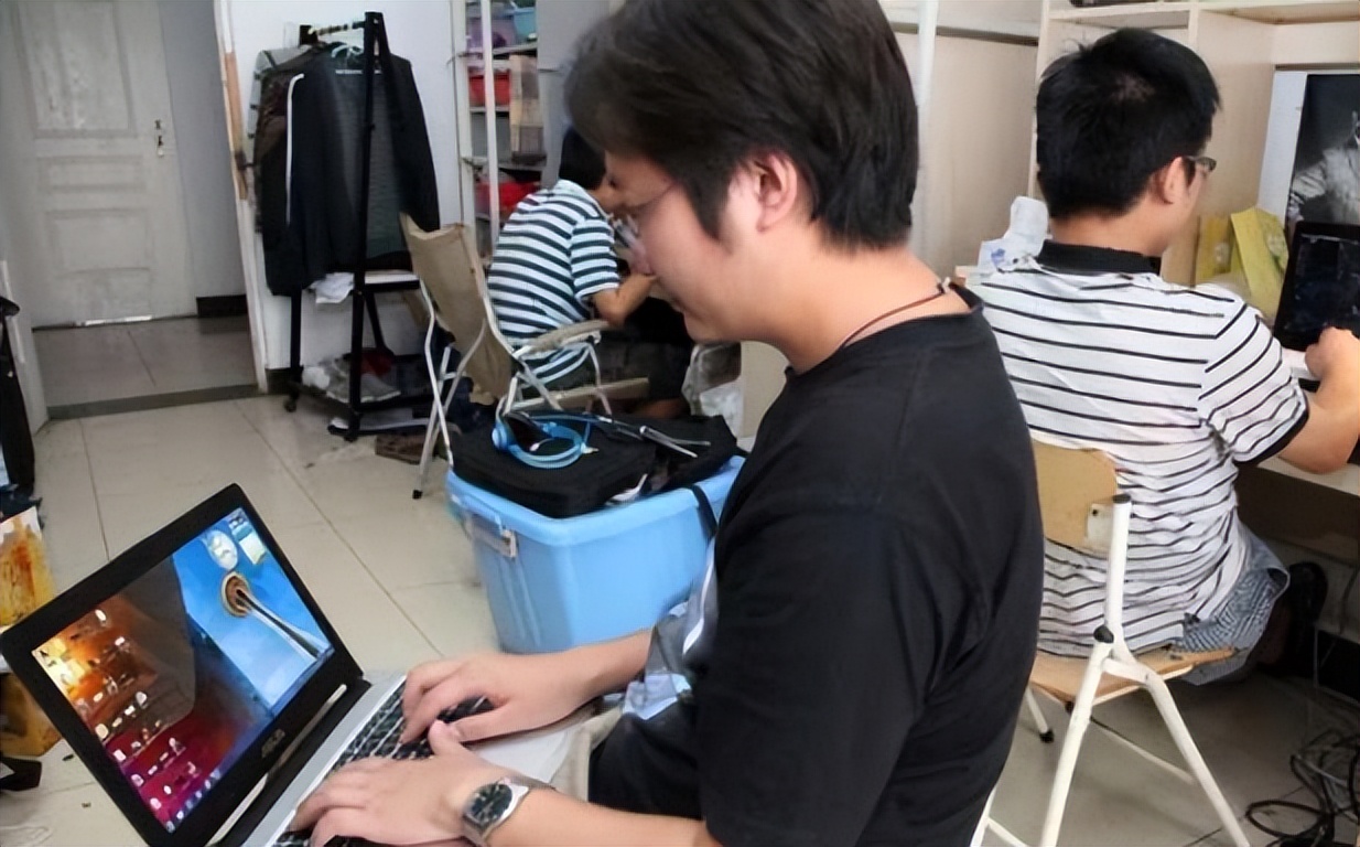 大学生被室友孤立排挤怎么办,大学生买空调被室友孤立