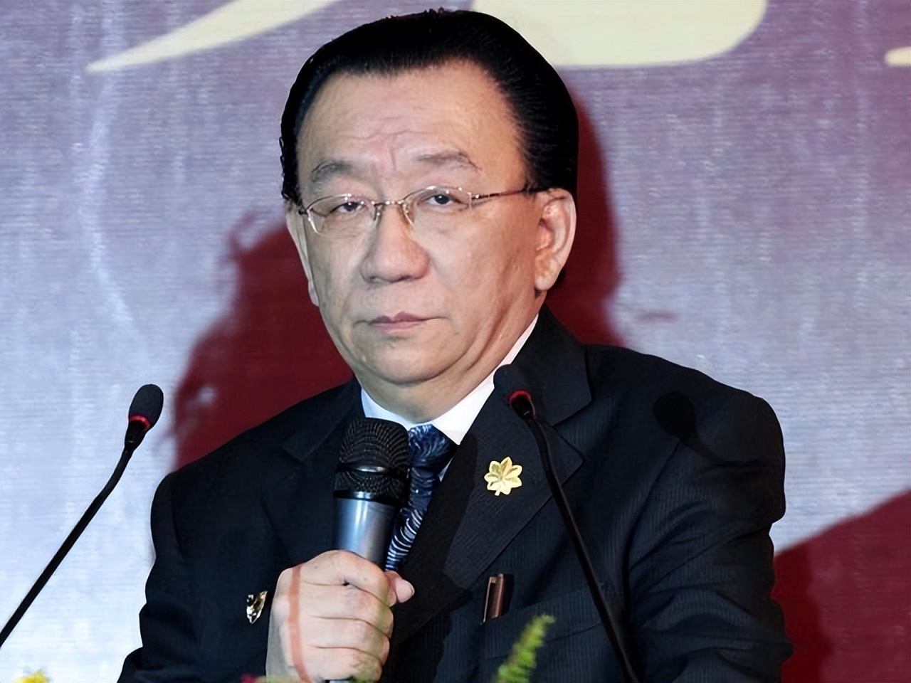 酒驾、卖假货、多次出轨，这4位“老艺人”晚节不保？