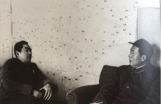 宋美龄与王耀武,1948年王耀武接见国民党将领