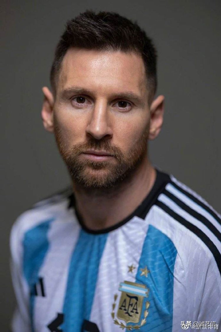 卡塔尔梅西漫画海报,梅西拿着美洲杯来卡塔尔的漫画