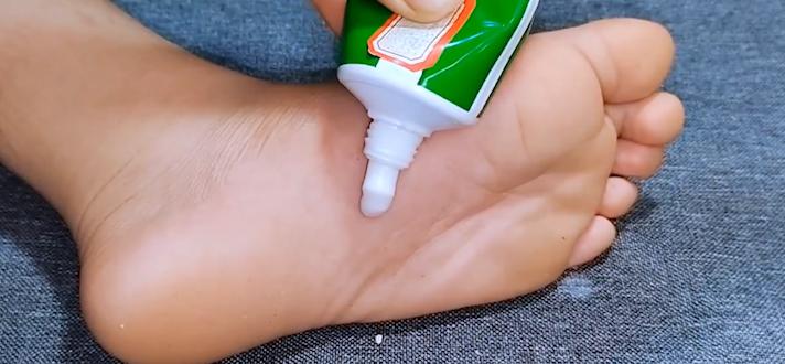 睡前在脚底抹牙膏有啥好处,睡觉把牙膏涂在脚底会怎么样