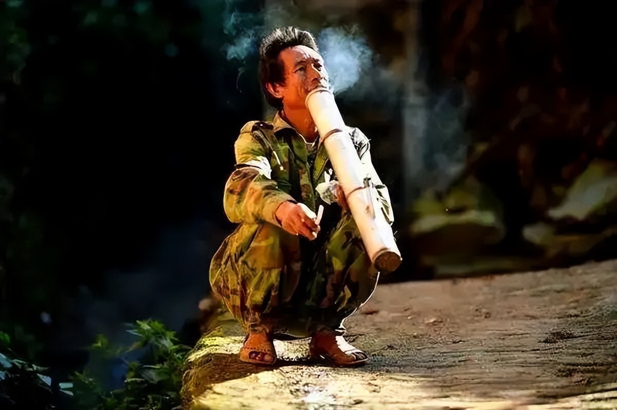 云南弥勒菜市场趣事：烟丝烟筒女人卖，妇女抱着烟筒抽