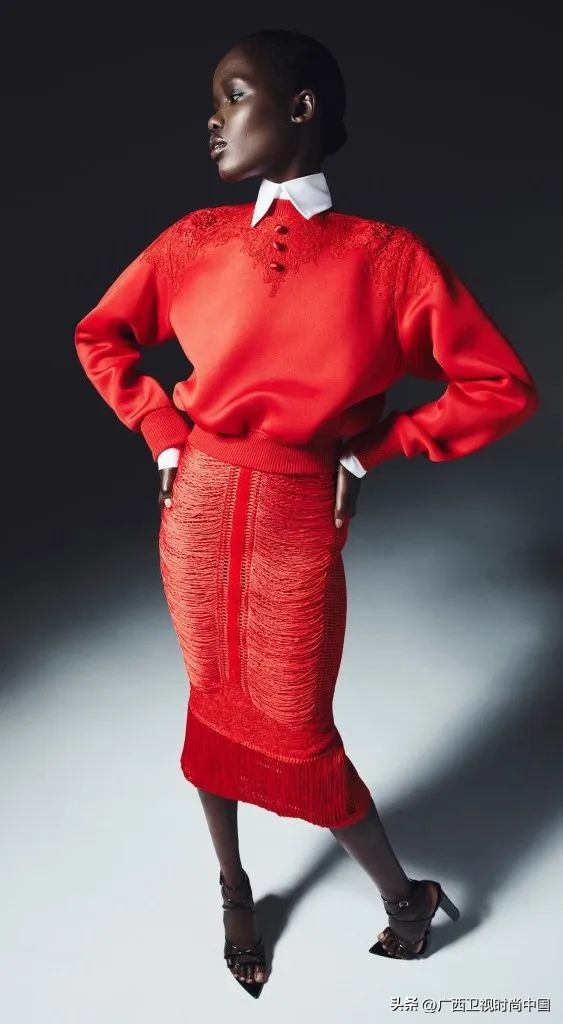 快过年了还是穿红色喜庆点,快过年了买件红色的衣服