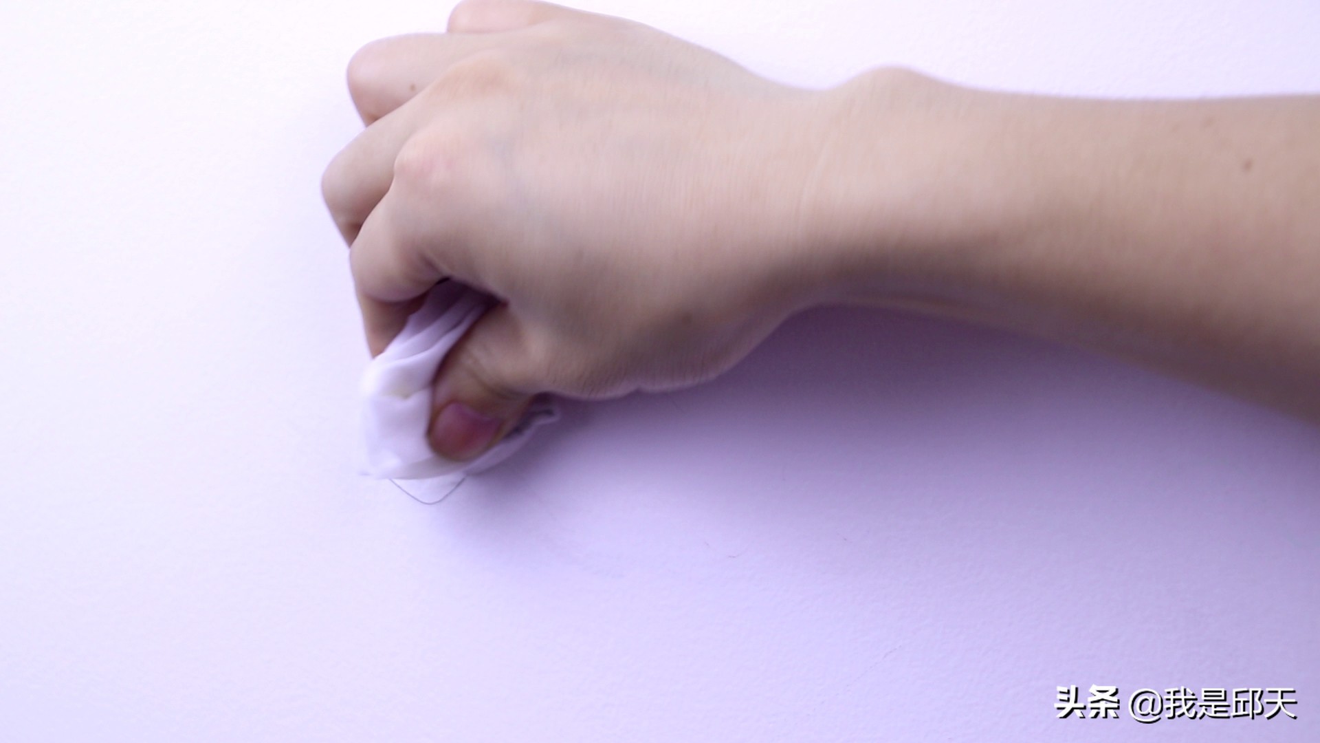 如何清除白墙上孩子乱画的痕迹,小孩子墙壁油性笔乱画怎么清除