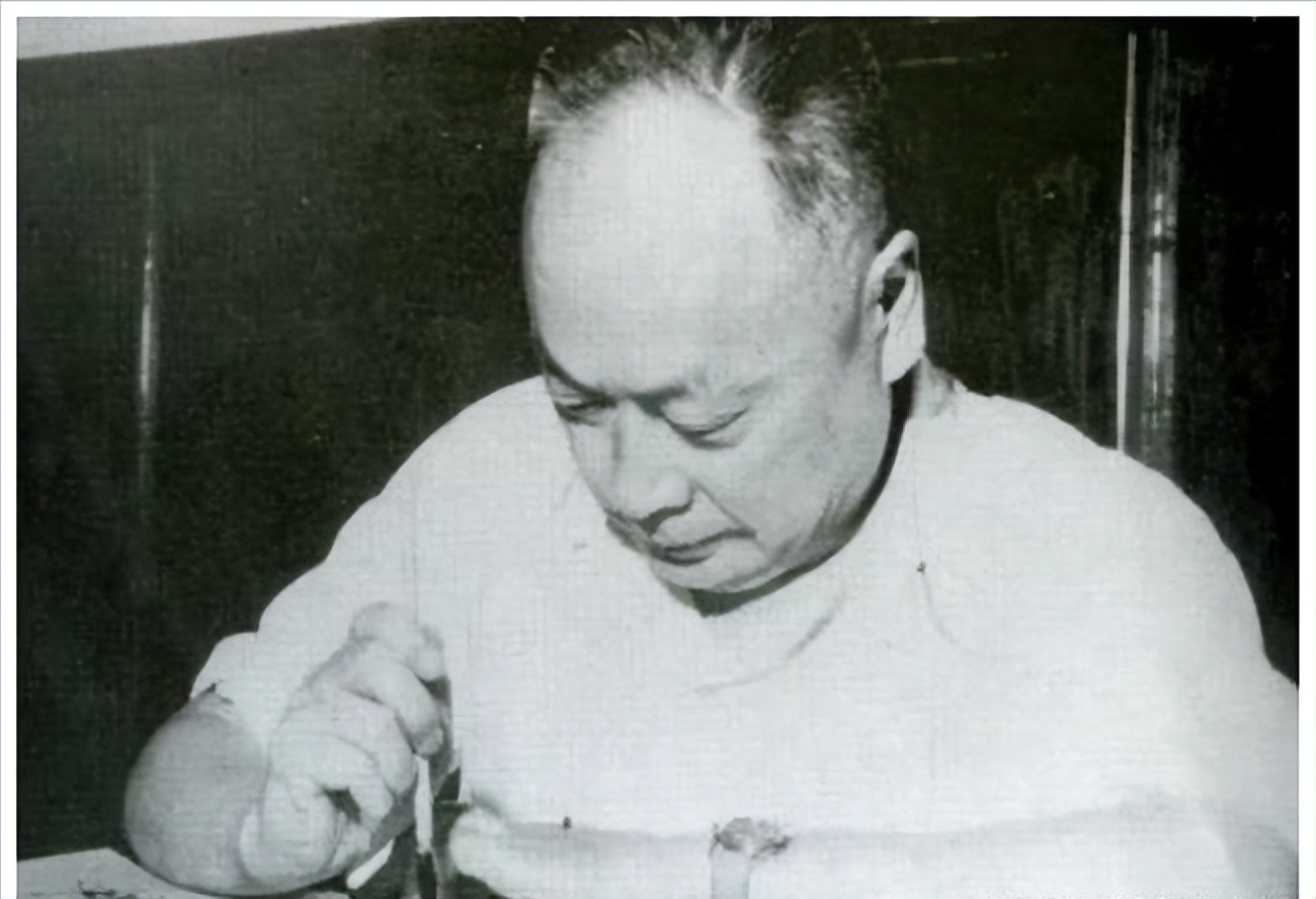 陈毅临终前，*剑英叶**拿出毛主席所写的纸条：我知道你在等什么