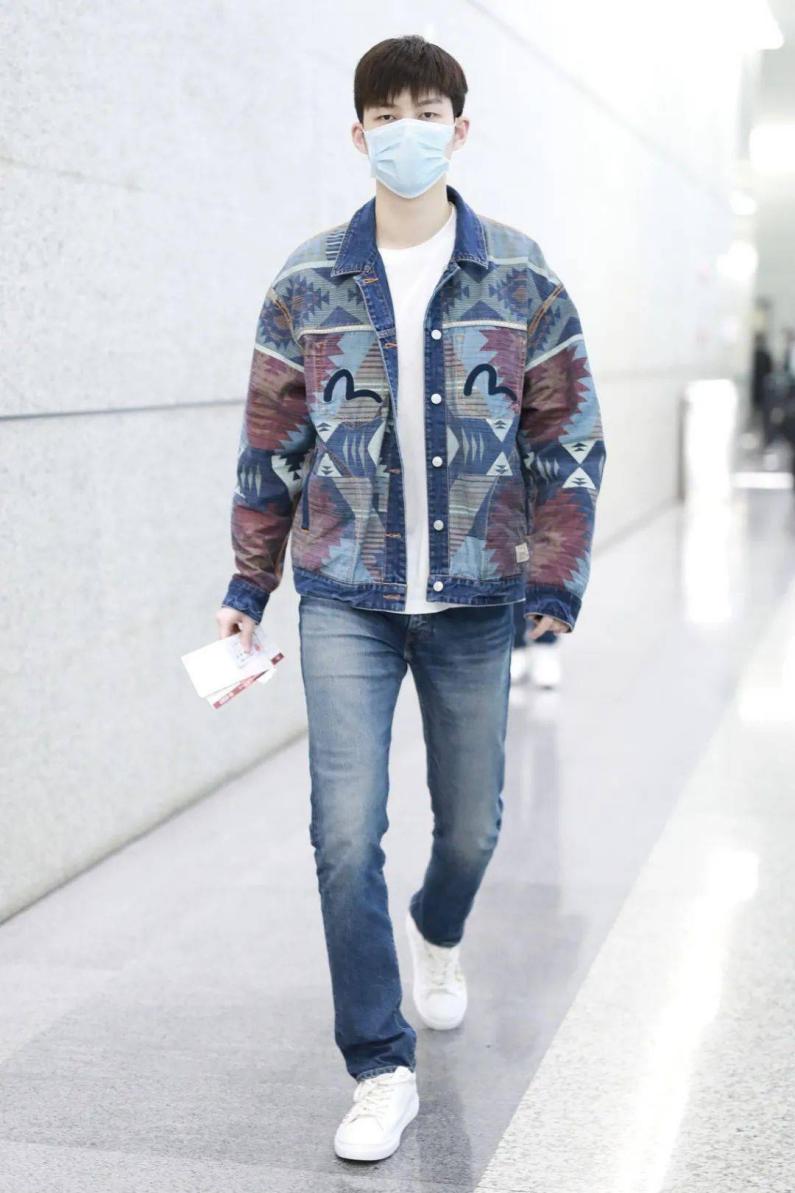 牛仔裤男款怎么选穿起来显高,男牛仔裤怎么选面料