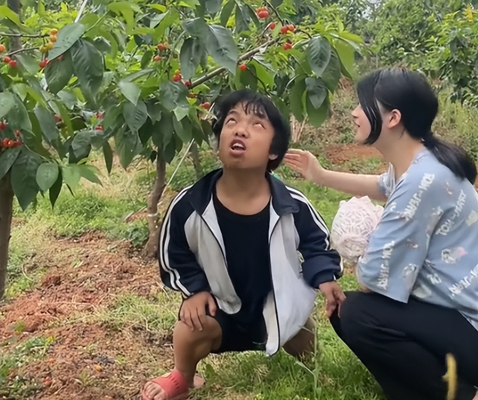 坚强的三口之家:现实版美女与野兽,肤白貌美小娇妻,嫁给袖珍男