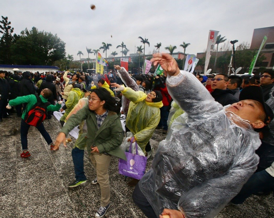 台湾出现曹贼,捐款30亿对抗解放军,他是什么鬼?