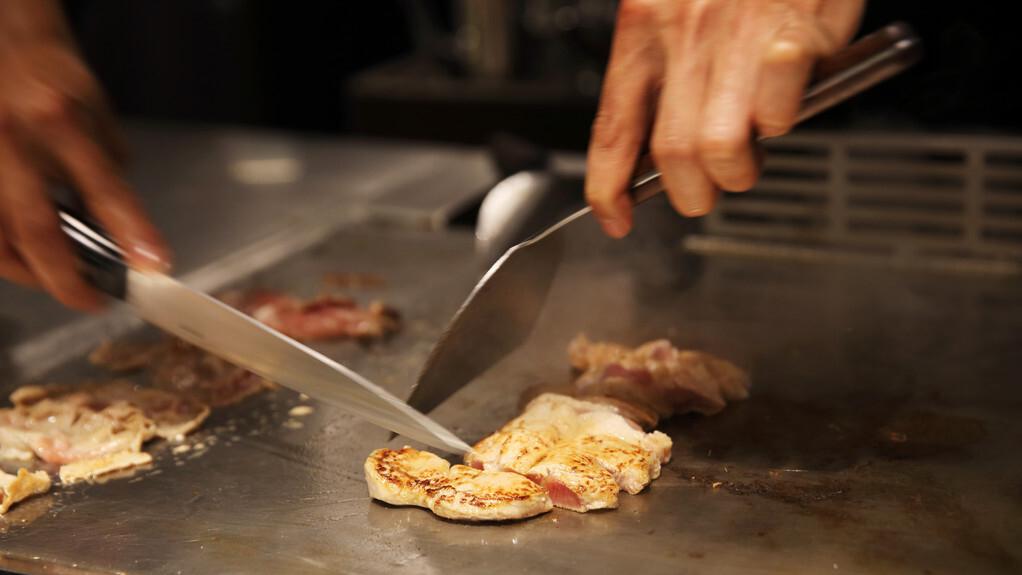 燃情铁板万物烧，烈焰闻香识味趣