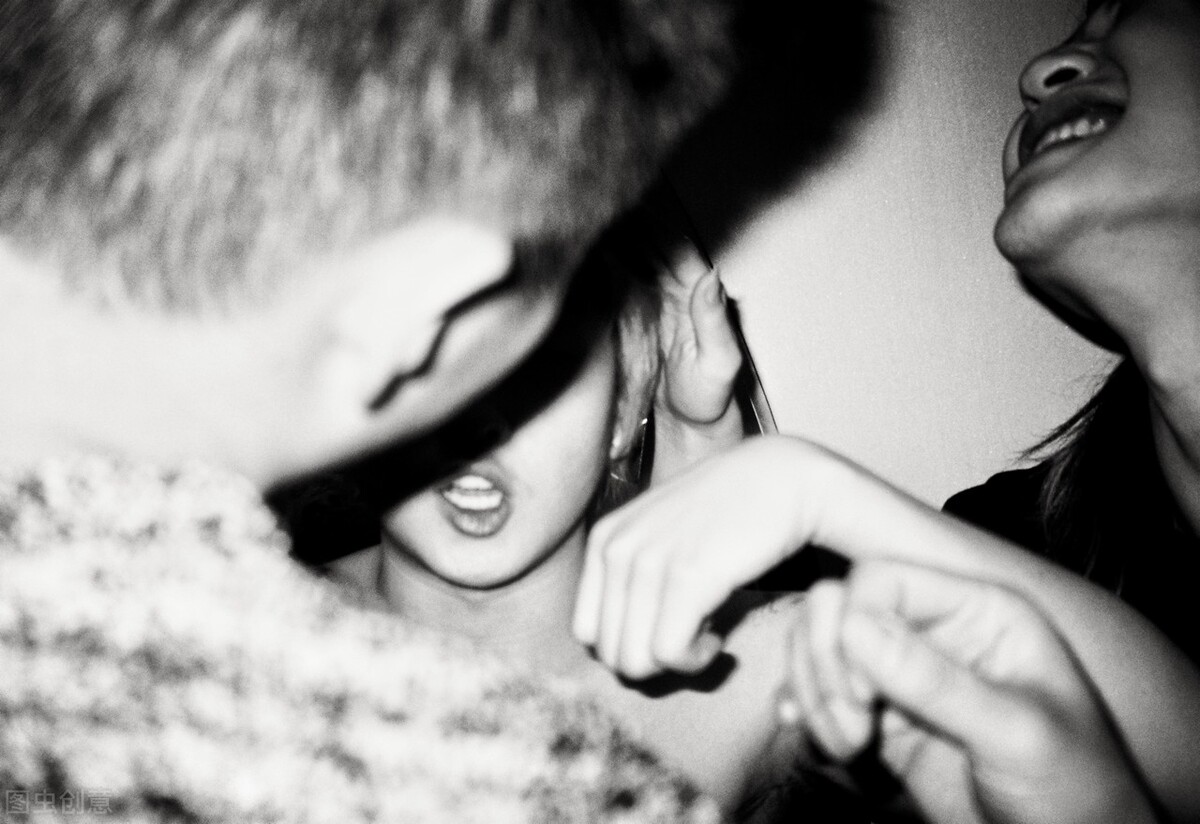 老婆和我朋友出轨了该原谅吗,发现自己老婆出轨她同学怎么办