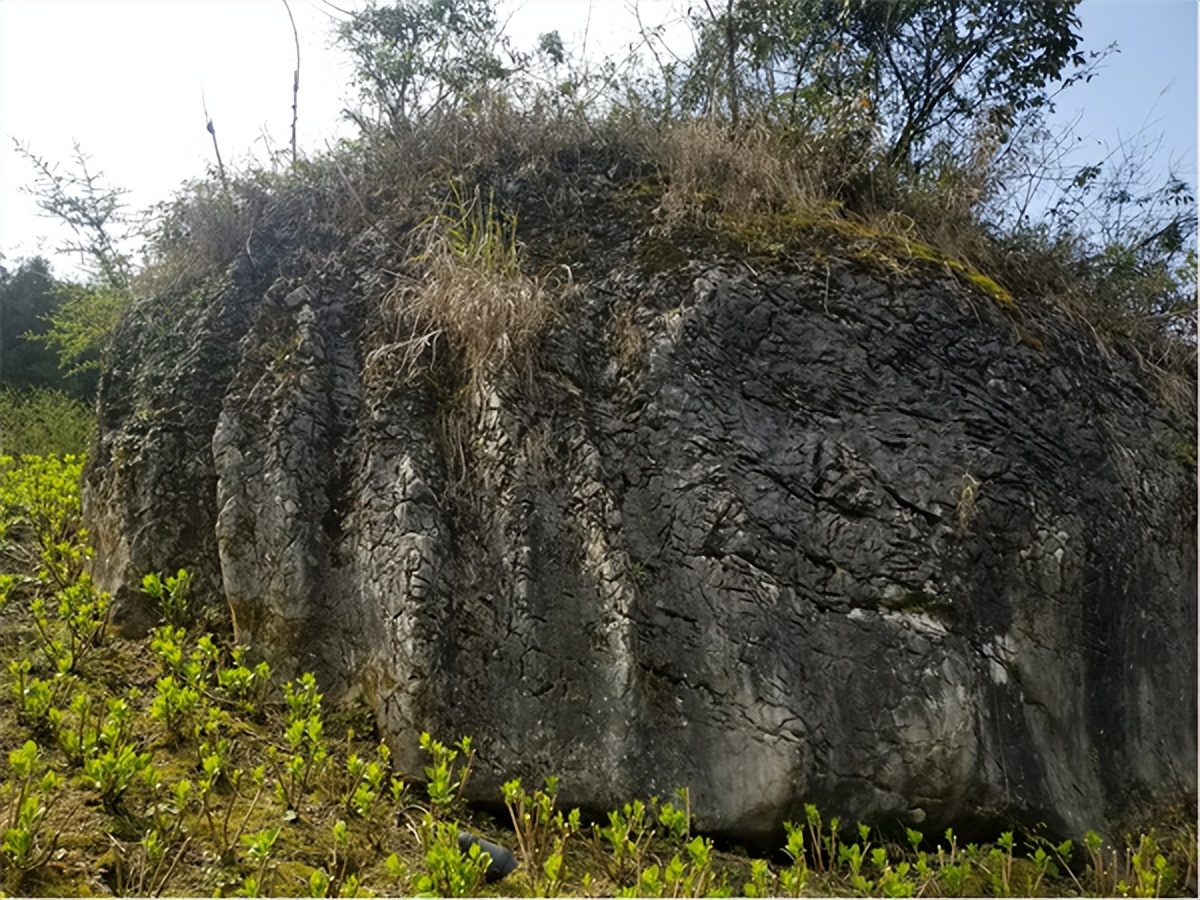 荥经云峰寺“飞来石”的搬运工是唐朝名将韦皋
