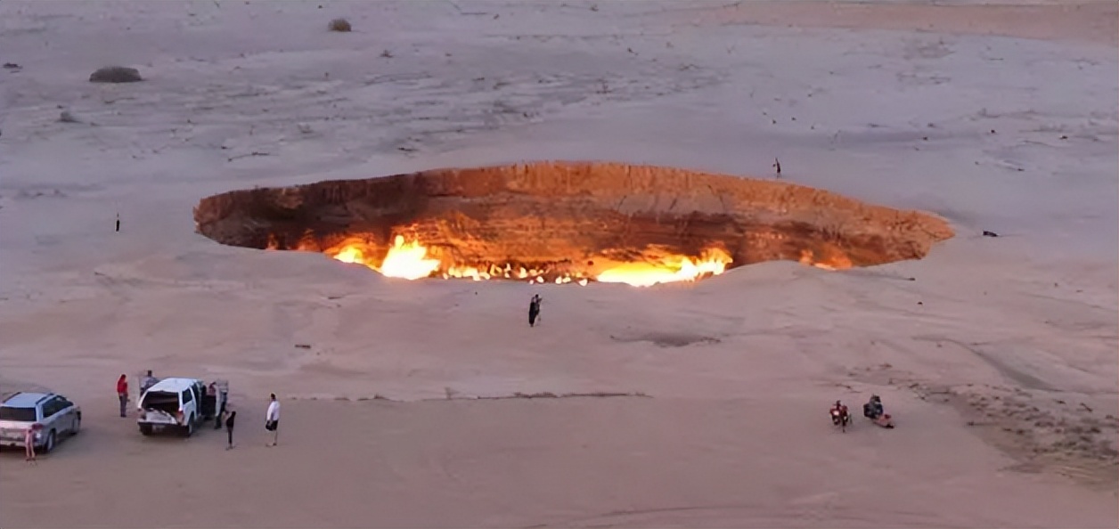亚洲唯一的一个永久中立国，不用交水电费，汽油每升一毛钱左右