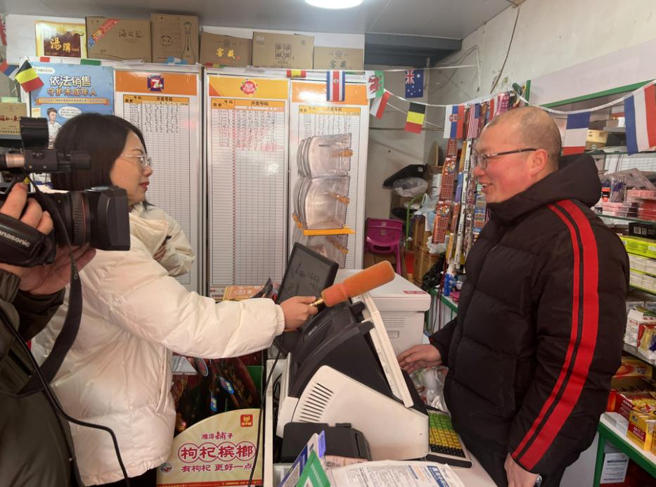 体彩2.4亿得主捐100万中奖者,1.24亿中奖得主